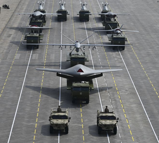 중국군 무인기 부대가 2025년 9월 3일 베이징에서 열린 열병식에 참가하고 있다. 이번 행사는 항일전쟁 및 세계 반파시스트 전쟁 승전 80주년을 기념해 열렸다. 신화 연합뉴스