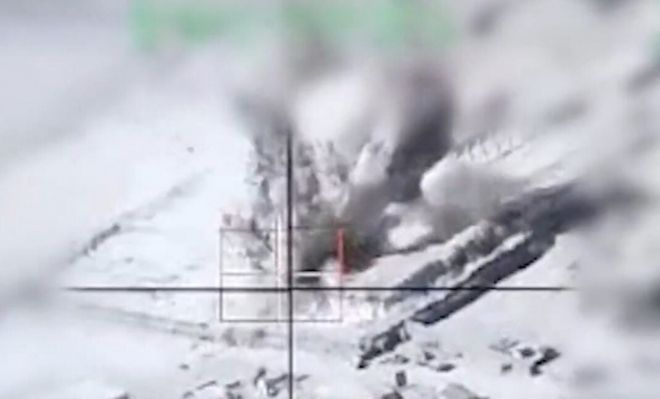 파키스탄 공군의 조준 카메라 화면에 포착된 탈레반 거점 폭격 장면. 국경 인근 두란드 라인 지역 공습 영상을 캡처한 것이다. 출처=디펜스 블로그