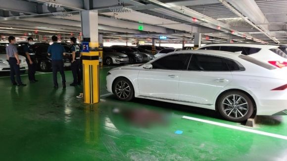 여성 공무원이 살해당한 안동시청 주차장에서 경찰이 조사하고 있다.     뉴스1