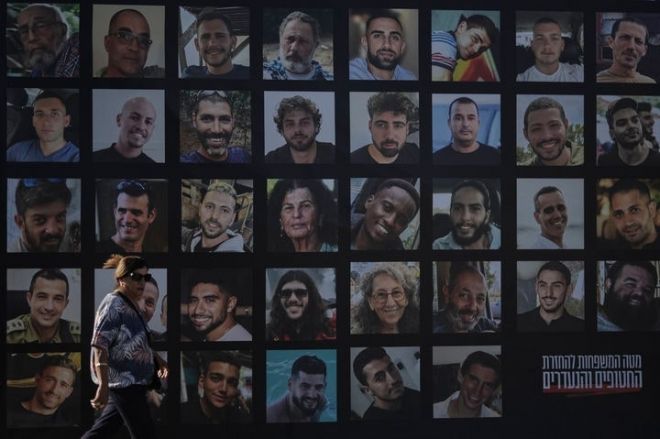 지난 7일(현지시간) 이스라엘 예루살렘에 가자지구에 억류 중인 이스라엘 인질 사진이 걸려 있다. AP 뉴시스