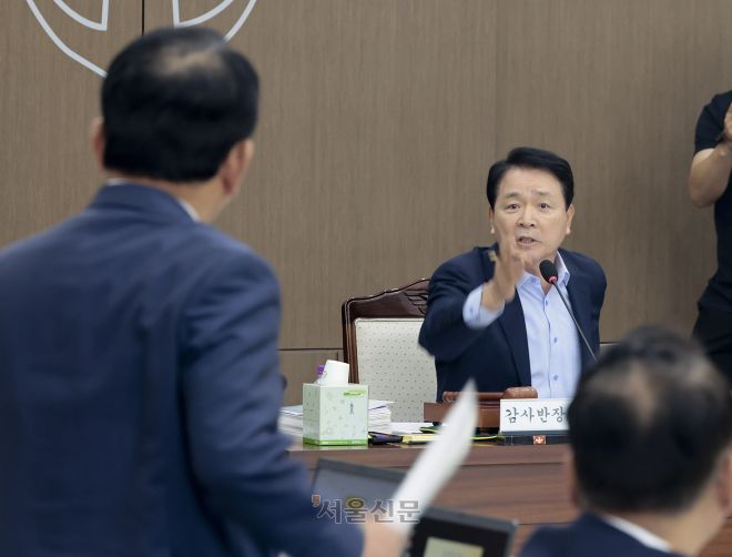 13일 서울 용산구 국방부 청사에서 열린 2025 국방부 국정감사에서 ‘내란’ 표현을 두고 성일종(오른쪽) 국회 국방위원장이 ‘내란’ 표현을 두고 항의하는 김병주 더불어민주당 의원과 설전을 벌이고 있다. 2025.10.13 국회사진기자단