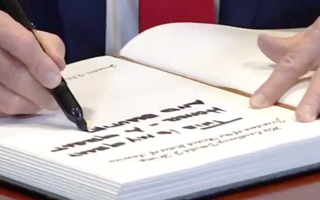 도널드 트럼프 미국 대통령이 2025년 10월 13일(현지시간) 이스라엘 의회(크네세트) 방명록에 서명하고 있다. 트럼프 대통령은 “위대한 영광이자 아름다운 날, 새로운 시작”이라는 문구를 남기며 가자지구 휴전과 인질·수감자 교환 합의를 ‘중동 평화의 전환점’으로 평가했다. 영상 캡처