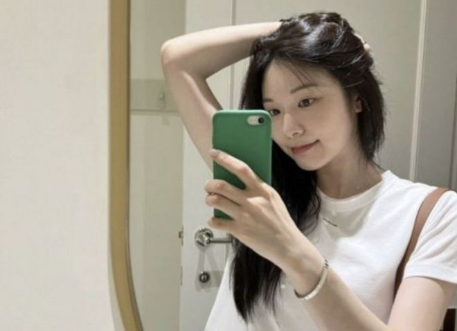 구형 아이폰을 들고 찍은 김연아. 인스타그램