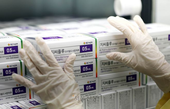 광주 북구보건소 직원들이 인플루엔자 예방접종 시행일을 앞두고 관내 의료기관 백신 소진 시 추가 공급할 백신의 수량을 확인하고 있다. 광주 북구 제공