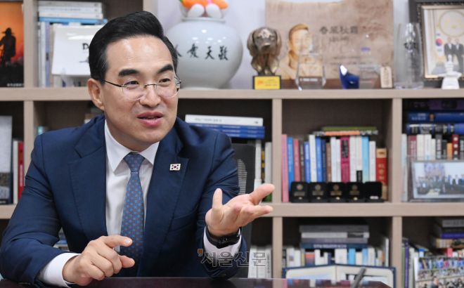 국회 기획재정위원회 소속 박홍근 더불어민주당 의원이 15일 국회 의원회관에서 서울신문과 인터뷰를 하고 있다. 안주영 전문기자