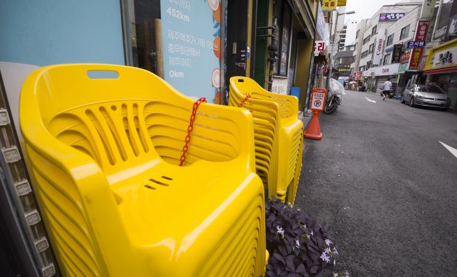 12일 서울 시내의 한 음식점 앞에 빈 의자가 놓여 있다. 2025.10.12. 뉴시스