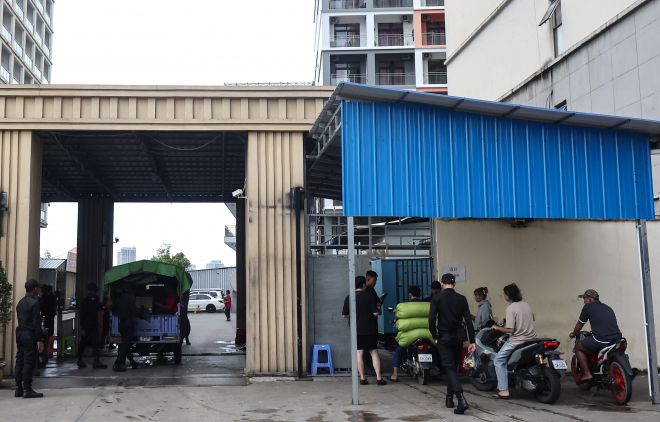 ‘철통보안’ - 18일(현지시간) 캄보디아 시아누크빌 내 범죄단지로 알려진 건물 입구에서 검문이 이뤄지고 있다. 2025.10.18 뉴스1