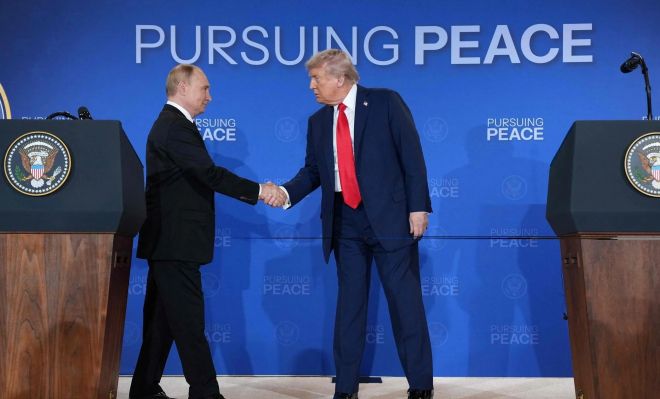 도널드 트럼프(오른쪽) 미국 대통령과 블라디미르 푸틴 러시아 대톻령이 8월 15일 미국 알래스카주 앵커리지 엘먼도프-리처드슨 합동기지에서 만나 악수하고 있다. AFP 연합뉴스