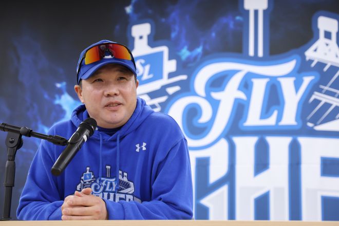 박진만 삼성 라이온즈 감독이 21일 대구 삼성라이온즈파크에서 열리는 2025 KBO  플레이오프(PO·5전3승제) 3차전을 앞두고 각오를 밝히고 있다. 삼성 라이온즈 제공