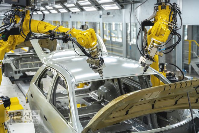 26일(현지시간) 현대차그룹은 미국 조지아주 엘라벨(Ellabell)에 위치한 ‘현대자동차그룹 메타플랜트 아메리카(Hyundai Motor Group Metaplant America, HMGMA)’의 준공식을 개최했다. 사진은 HMGMA 차체 공장에서 아이오닉 5가 생산되는 모습. 2025.3.27 (현대차그룹 제공)