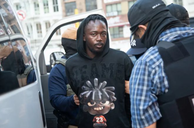 ICE는 21일(현지시간) 오후 가장 오랜 역사를 가진 차이나타운인 맨해튼 차이나타운의 캐널 스트리트를 급습해 노점상을 운영하는 이민자 수 명을 구금했다. 사진은 ICE 요원에게 묶인 채 끌려가는 흑인 남성. 뉴욕포스트 제공