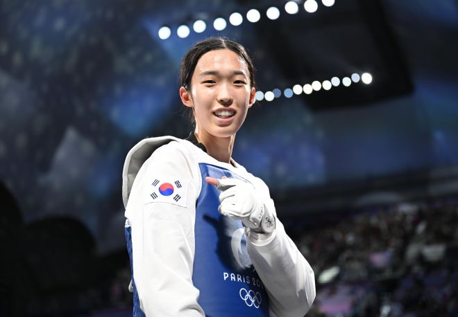 한국 태권도 국가대표 김유진이 지난해 8월 프랑스 파리 그랑 팔레에서 열린 2024 파리올림픽 여자 57㎏급에서 우승한 뒤 세레머니하고 있다. 파리 박지환 기자