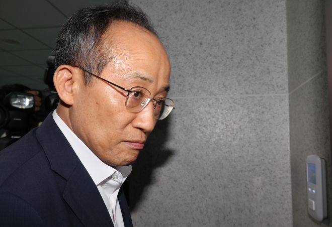 추경호 의원, 자신의 의원실로 - 12·3 비상계엄 관련 내란·외환 의혹을 수사 중인 조은석 특별검사팀이 ‘계엄 해제 방해 의혹’과 관련해 추경호 전 국민의힘 원내대표를 겨냥한 강제수사에 나선 지난달 2일 추 의원이 서울 여의도 국회 의원회관 내 자신의 의원실로 들어가고 있다.  연합뉴스