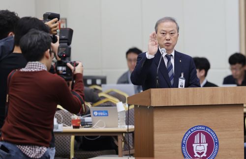 국정감사에 앞서 선서하는 양오봉 전북대총장. 연합뉴스