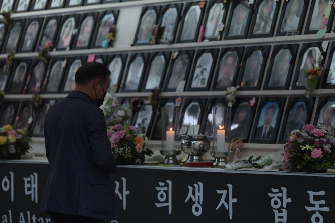 10·29 이태원 참사 200일을 하루 앞둔 15일 오후 서울시청에 마련된 이태원참사 분향소를 찾은 시민이 추모하고 있다. 2023.5.15 연합뉴스