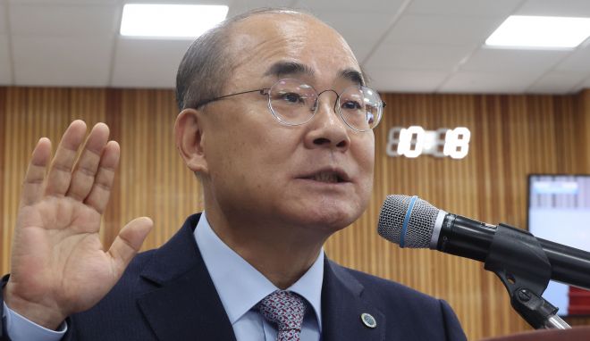 지각 국감 - 부산대학교 최재원 총장이 23일 경남 창원시 경남도교육청 2층 강당에서 열린 국회 교육위원회의 부산대·부산대병원·부산대치과병원·경상국립대·경상국립대병원 국정감사에서 선서하고 있다.  이날 오전 10시에 열릴 예정이던 국감은 오전 10시 15분에 시작됐다. 최 총장 뒤 전자시계가 오전 10시 18분을 가리키고 있다. 2025.10.23 연합뉴스