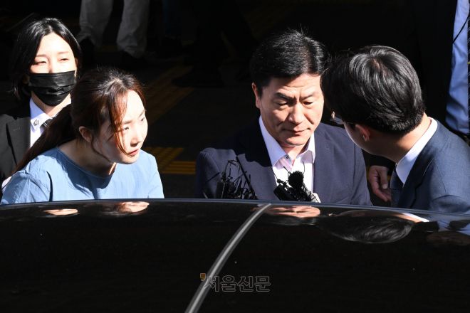 이임재 전 용산경찰서장이 30일 서울 마포구 서울서부지방법원에서 열린 이태원 참사 부실대응 관련 1심 선고에서 금고 3년 형을 선고받은 뒤 청사를 나서고 있다. 2024.9.30 홍윤기 기자