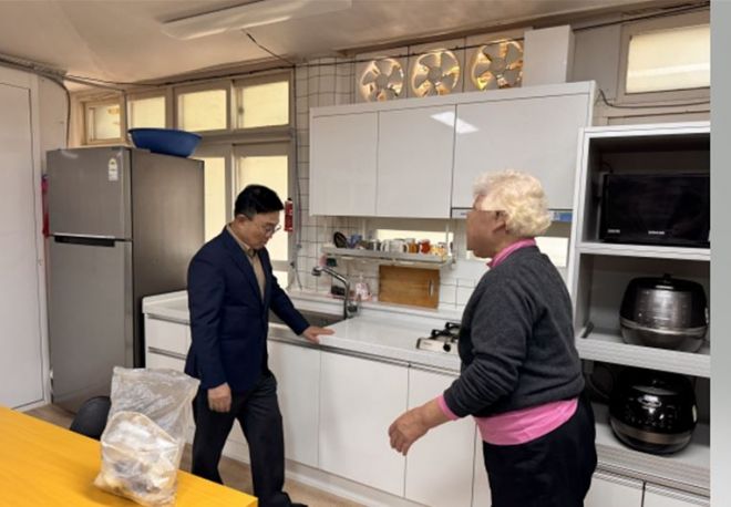 공사가 완료된 금천구 럭키아파트 경로당을 찾아 시설개선 현황을 점검한 최기찬 의원