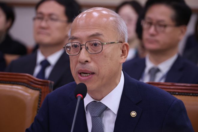 조원철 법제처장이 24일 서울 여의도 국회 법제사법위원회에서 열린 법제처에 대한 국정감사에서 위원 질의에 답하고 있다. 연합뉴스