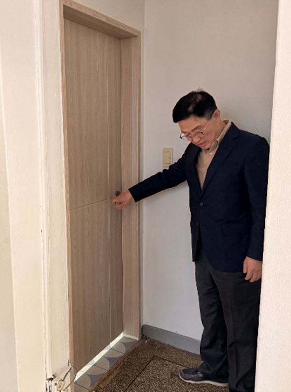 공사가 완료된 금천구 럭키아파트 경로당을 찾아 시설개선 현황을 점검한 최기찬 의원