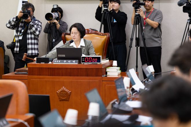 추미애 국회 법제사법위원장이 24일 서울 여의도 국회에서 열린 법제사법위원회의 법제처에 대한 국정감사 개시를 선언하고 있다. 뉴스1