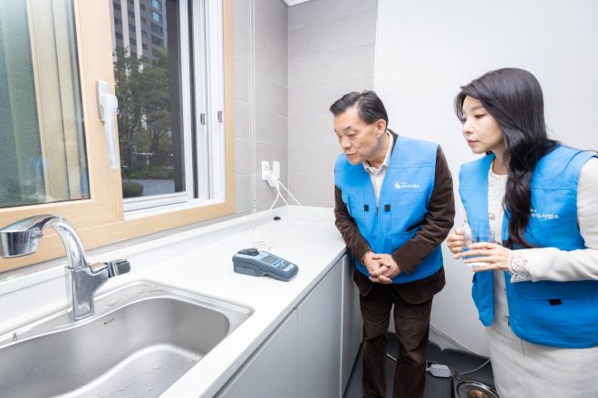 이재준 시장과 수원시 수돗물 홍보대사인 리포터 이단비 씨가 탁도계로 수돗물 탁도를 측정하고 있다. (수원시 제공)