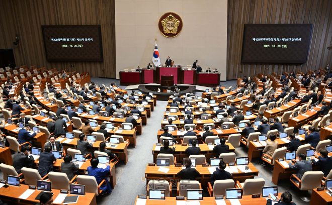 국회는 휴일인 26일 본회의를 열어 70여건의 비쟁점·민생 법안을 처리한다. 이날 본회의에서는 ‘응급실 뺑뺑이’를 개선하는 응급의료법 개정안, 임차인 요청시 상가 관리비 내역 공개를 의무화하는 상가임대차법 개정안, 장애인 평생 교육 관리를 보장하는 장애인평생교육법 제정안, 디지털 성범죄 피해자의 신속한 회복 지원을 위한 소송촉진법 개정안 등이 처리될 예정이다. 사진은 이날 본회의장 모습. 2025.10.26 홍윤기 기자