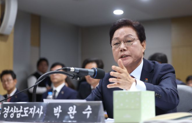 박완수 경남도지사가 28일 오전 경남도청에서 열린 국회 행정안전위원회 경남도청 국감에서 의원 질의에 답변하고 있다. 2025.10.28. 연합뉴스