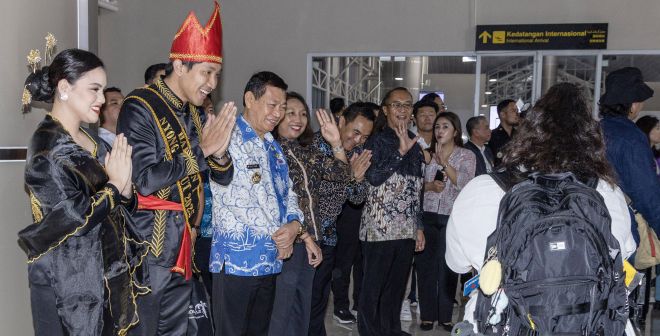27일(현지시간) 인도네시아 북술라웨시주 마나도 삼 라툴랑이 국제공항에서 열린 이스타항공의 인천-마나도 노선 신규 취항식에 니 마데 아유 마르티니(Ni Made Ayu Marthini) 인도네시아 관광부 차관(왼쪽 네 번째)을 비롯한 관계자들이 관광객들을 환영하고 있다. 2025.10.27 북술라웨시주=공항사진기자단