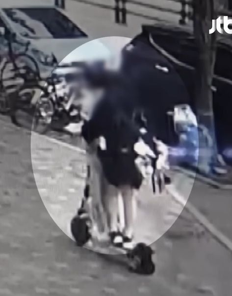 지난 18일 오후 4시 37분 인천 연수구 송도동의 한 인도에서 30대 여성이 중학생 2명이 탑승한 전동킥보드에 치어 쓰러져 중태에 빠졌다. 자료 : JTBC