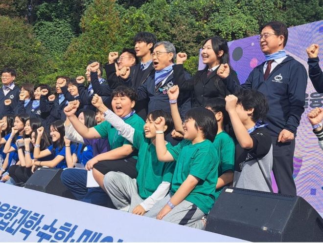 ‘2025 서울융합과학·수학·메이커 축제(Science + Math + Makers = I)’에 참석한 이종태 의원이 화이팅을 외치고 있다.