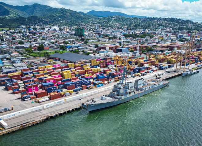 2025년 10월 26일(현지시간) 트리니다드토바고 포트오브스페인 항에 정박한 미 구축함 그래블리함이 상공에서 촬영된 모습. 이번 방문은 워싱턴이 지역 내 마약 카르텔 단속을 강화하는 가운데 베네수엘라 해안 인근에서 진행되는 합동훈련의 일환이다. AFP 연합뉴스