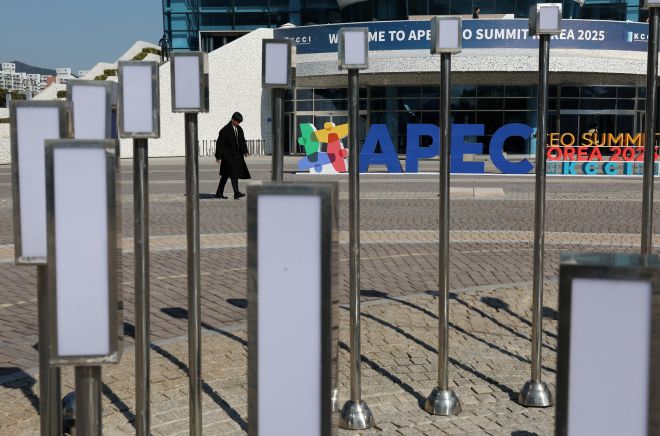 2025 아시아태평양경제협력체(APEC) CEO 정상회의가 열리는 경주 행사장 앞을 한 남성이 지나가고 있다. 2025년 10월 29일. 로이터 연합뉴스