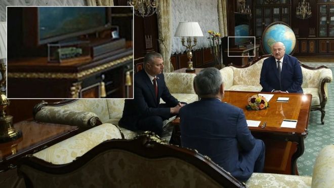 벨라루스 알렉산드르 루카셴코 대통령(사진 맨 오른쪽)의 뒤쪽 책상 위에 오레시니크로 추정되는 축소 모형이 보인다.