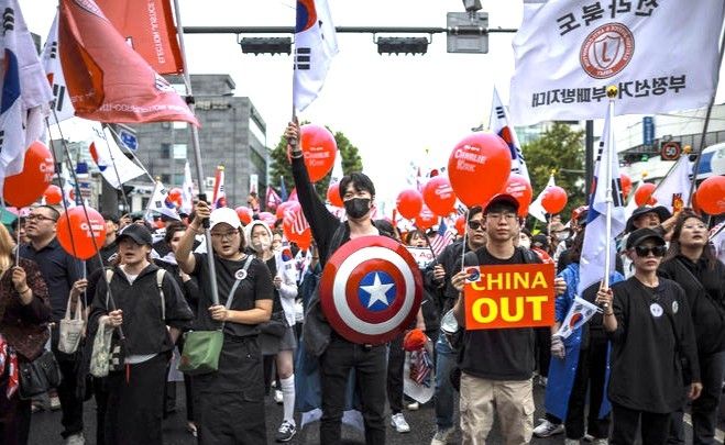 지난 3일 서울 종로구 동대문역 인근에서 열린 자유대학 정부 규탄 집회에서 참가자들이 피켓을 들고 구호를 외치고 있다. 뉴시스