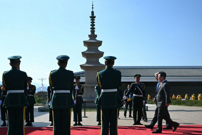 도널드 트럼프 미국 대통령과 이재명 대통령이 2025년 10월 29일 경주 국립경주박물관에서 열린 의장대 사열을 함께하고 있다. AFP 연합뉴스