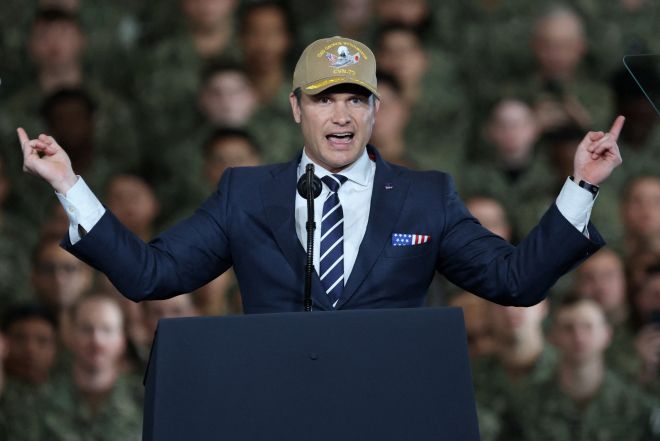 피트 헤그세스 미국 국방장관이 28일(현지시간) 일본 요코스카 미 해군기지 내 항공모함 조지워싱턴함에서 열린 트럼프 대통령 방문 행사 중 연설하고 있다. 로이터 연합뉴스