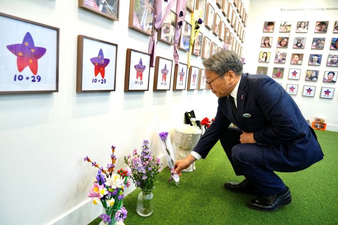 강기정 광주시장이 29일 서울 종로구 ‘10·29 이태원참사’ 기억소통공간인 ‘별들의 집’을 방문해 헌화와 묵념을 하고 있다. 광주광역시 제공