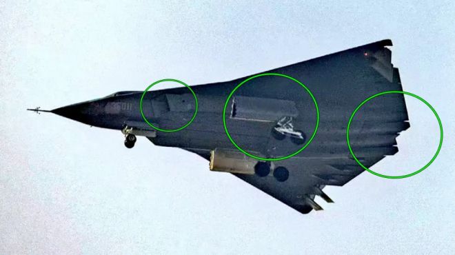 중국이 지난해 공개한 J-36 첫 번째 시제기의 비행 장면. 원 안은 이번 두 번째 시제기에서 새로 변경된 부위를 미국 군사 전문 매체 워존(TWZ)이 표시한 것이다. 출처=중국 소셜미디어·워존