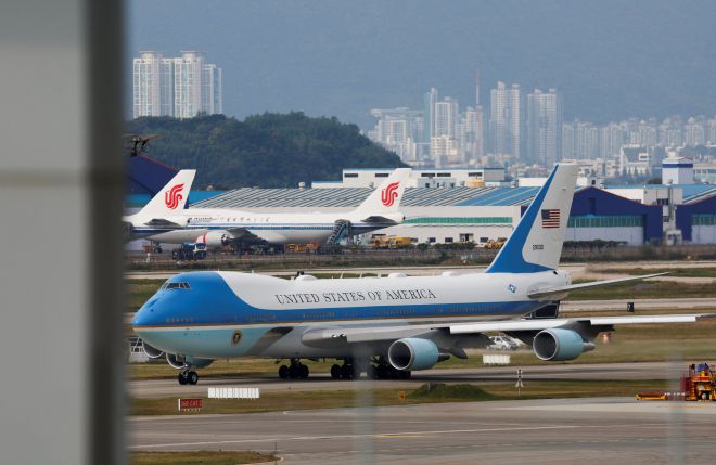 도널드 트럼프 미국 대통령이 탑승한 전용기 에어포스원이 30일 부산 김해국제공항에서 이륙 준비를 하고 있다. 뒤편으로 시진핑 중국 국가주석이 이용한 에어차이나 소속 보잉 747-400 항공기가 보인다. 부산 로이터 연합뉴스