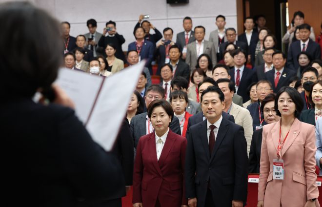국민의힘, 서울 시민께 드리는 글 - 31일 서울 강남구 SETEC 컨벤션센터에서 열린 국민의힘 서울시당 당협위원장 및 선출직 공직자 워크숍에서 장동혁 대표 등 참석자들이 서울 시민께 드리는 글을 듣고 있다.  2025.10.31 연합뉴스