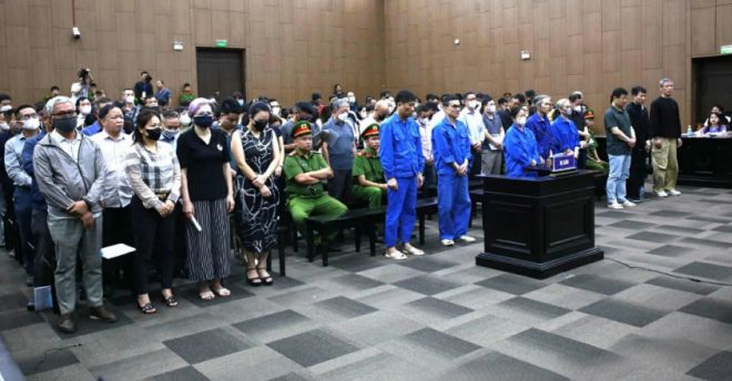 한국인이 불법 운영해 온 호텔 카지노에서 1500억원대 불법 도박을 벌인 기업인·공무원·연예인 등 141명의 첫 공판이 27일 열렸다. VN익스프레스