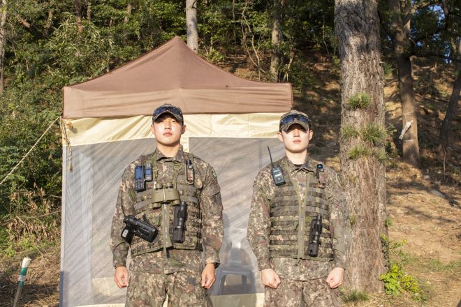육군 50사단 소속 조민준(오른쪽) 병장과 박근수 상병이 29일 경북 경주 시내 설치된 목진지에서 경계 근무를 서고 있다. 경주 류재민 기자