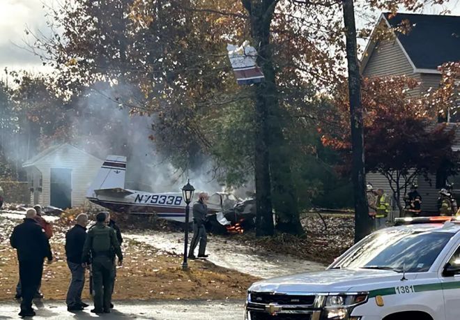 지난 10월 31일(현지시간) 미국 뉴욕주 새러토가카운티 공항 인근에서 4인승 경비행기가 주택 바로 앞 진입로에 추락하는 사고가 발생했다. 사진=Times Union 캡처