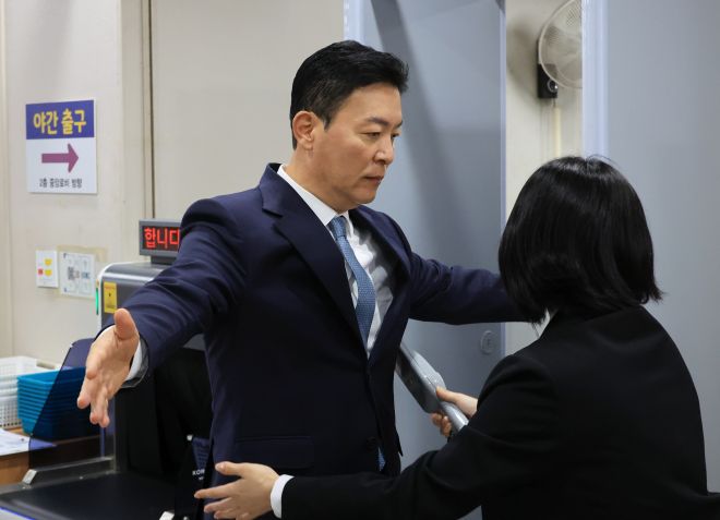 법정 들어서는 김성훈 전 대통령 경호처 차장 - 김성훈 전 대통령 경호처 차장이 31일 서초구 서울중앙지법에서 열린 윤석열 전 대통령의 특수공무 집행방해 등 혐의 재판에 증인으로 출석하고 있다. 2025.10.31 연합뉴스