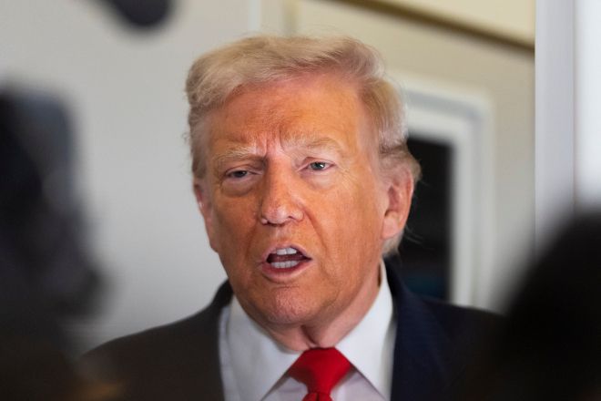 도널드 트럼프 미국 대통령이 31일(현지시간) 메릴랜드주 앤드루스 공동기지에서 전용기인 에어포스원에 탑승한 뒤 기자들의 질문에 답하고 있다. 2025.10.31 AP 연합뉴스