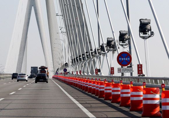 인천대교 갓길에 주정차 방지용 플라스틱 드럼통이 설치돼 있다. 사진은 기사 내용과 직접 관련 없음. 2022.11.18 연합뉴스