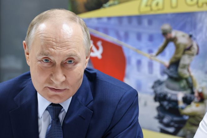 블라디미르 푸틴 러시아 대통령이 29(현지시간) 모스크바에 있는 만드리카 중앙군병원을 방문해 있다. 2025.10.29 타스 연합뉴스