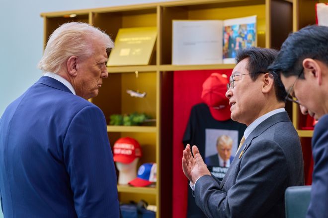 이재명 대통령과 도널드 트럼프 미국 대통령이 29일 경북 경주박물관에서 정상회담에 앞서 트럼프 굿즈 전시품을 관람하고 있다. 2025.10.29 대통령실 제공
