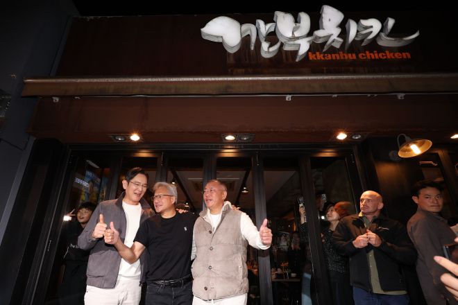 이재용 삼성전자 회장(왼쪽부터)과 젠슨 황 엔비디아 최고경영자(CEO), 정의선 현대차그룹 회장이 30일 저녁 서울 삼성동의 한 치킨집에서 ‘치맥’ 회동을 마친 후 인사를 하고 있다. 2025.10.30 뉴스1 공동취재